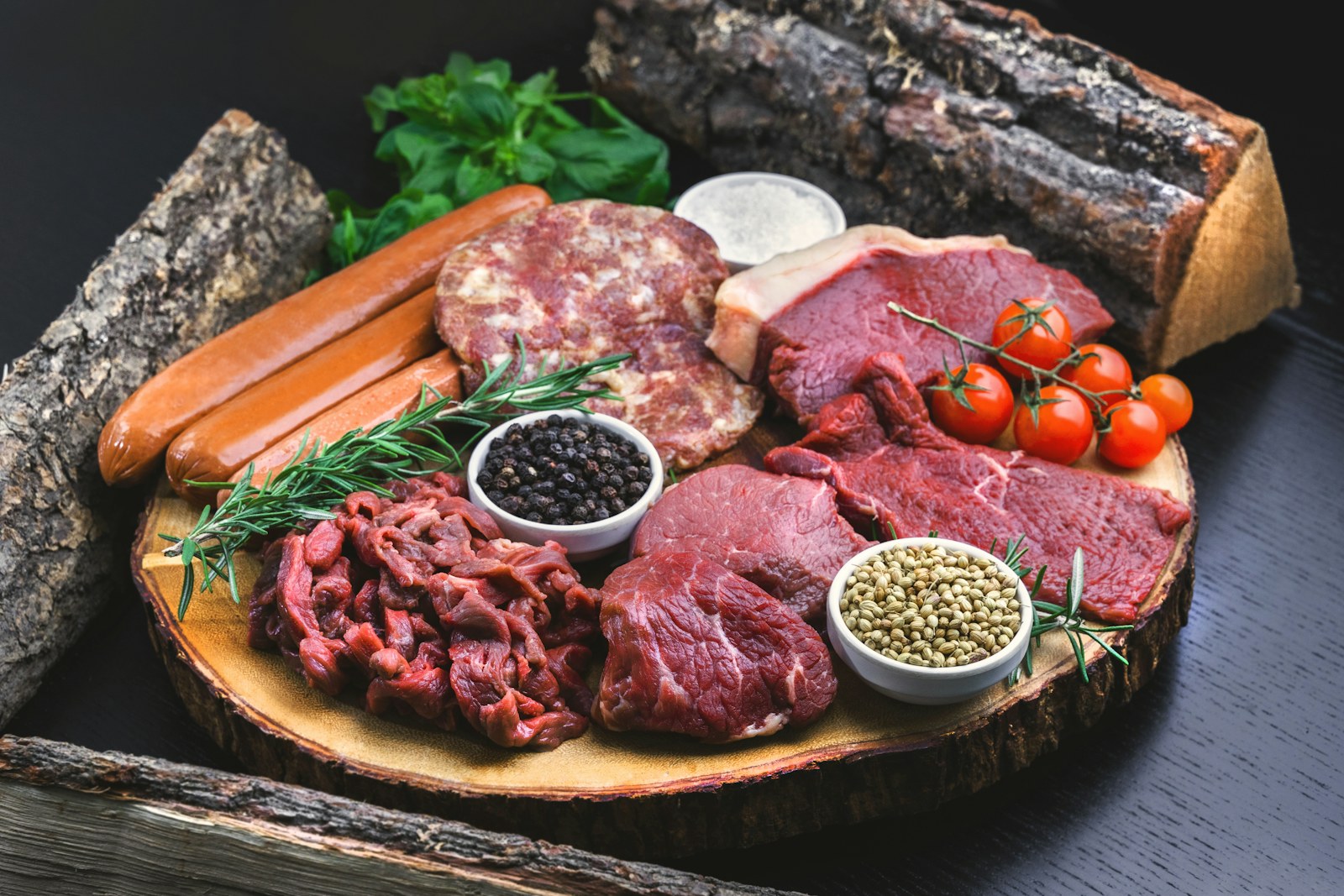 木盤上的原肉與香草食材